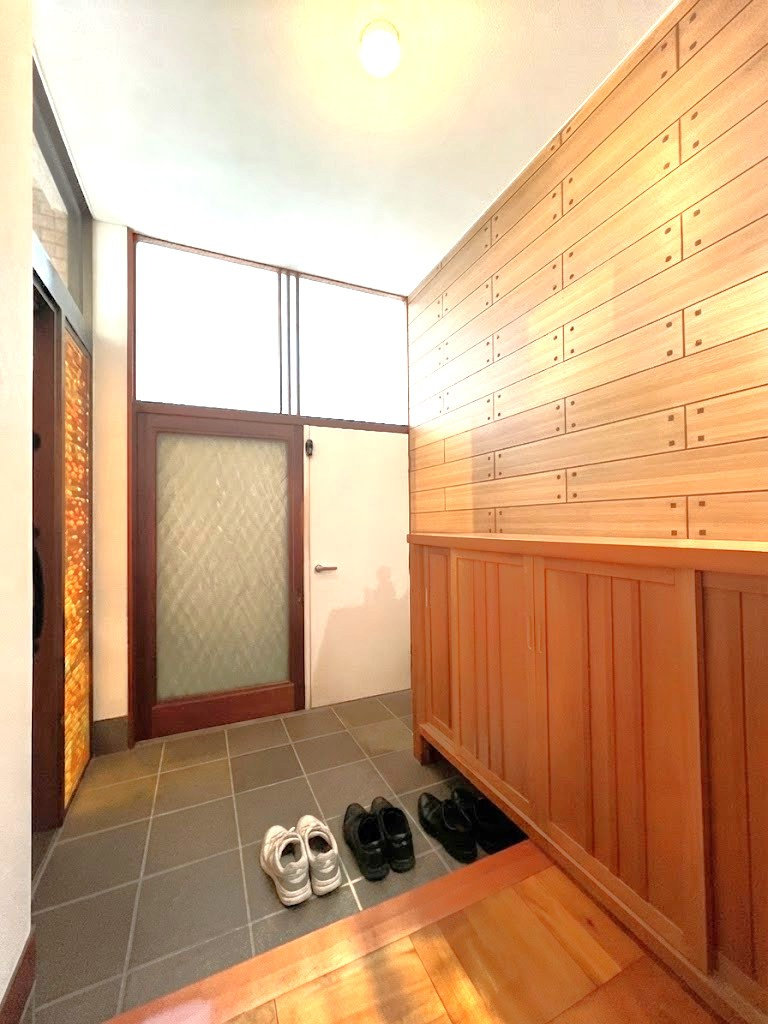 こちらは玄関になります。木の温もりが感じられる安心できる空間です。シューズBOXが備わっております。