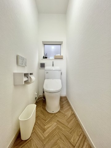 コンパクトなトイレで、床の汚れも目立ちにくくお掃除しやすいです。換気用の窓もあります。