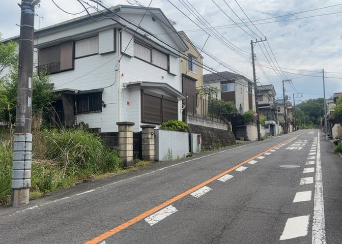 土地の形が極端に長細かったり、狭小地、あるいは道路との高低差がある傾斜地だった場合、後々売ろうとしても買い手がつかない場合もあります。後々、売却することになった時に価値の下がらない土地を選びましょう。