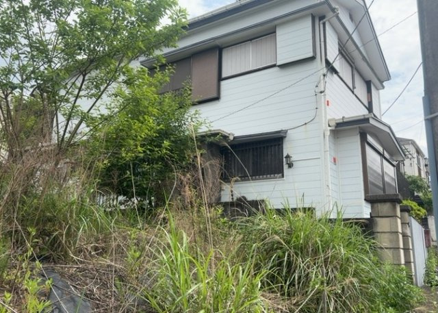 土地の面積＝住宅面積ではありません。建ぺい率の問題などで、土地のある場所によって住宅を建てられる面積は限られています。高さもしかり、「土地」という言葉の中には、建築条件も含まれると考えておきましょう。
