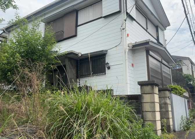 家を建てる場合、方位は要チェックです。現実的に日当たりのよい家ならばリビングは南側、建築基準法でも北側に当たる家への配慮は求められています。土地を見学に行く際は、方位磁針を持って行くようにしましょう。