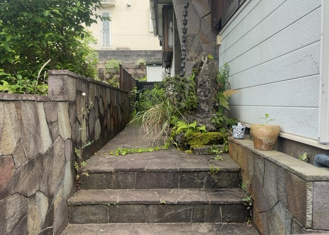 土地の前の道路に消火栓が設置されていることがあります。この場合、道路交通法第45条第1項により、駐車禁止の場所が指定されています。そのため、車庫などの駐車スペースをつくることができない場合があります。