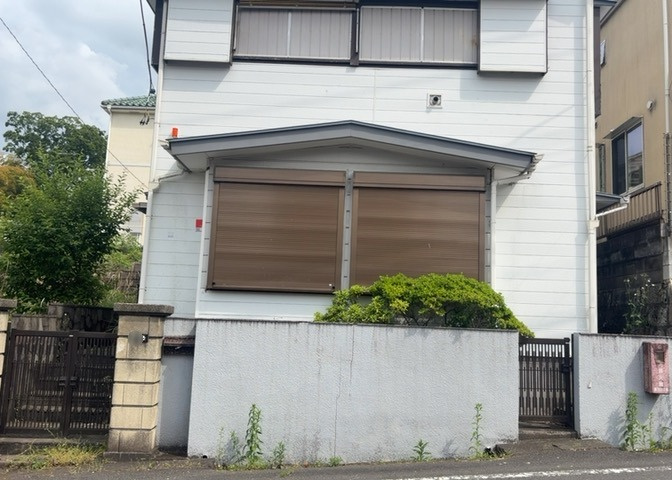 現地に行くなら、物件の周囲の地形がどうなっているかを見ることも大切です。周辺より低くなっている土地では、大雨などで水が集まりやすいため、地盤が弱くなっているということも考えられるため、注意が必要です。