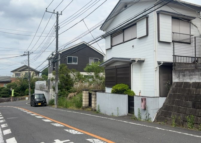 土地購入を検討されている場合、境界杭がない状態で購入してしまうと境界確定測量をする必要があり、費用がかかります。購入の前に、売主、隣土地所有者立ち合いのもと境界を確定し境界杭を設置するのがベストです。