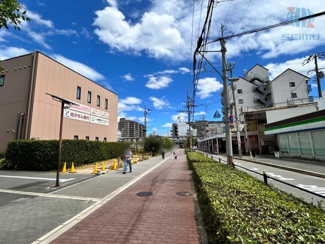 【前面道路】歩道が整備された前面道路。歩行者にも配慮された住環境です。