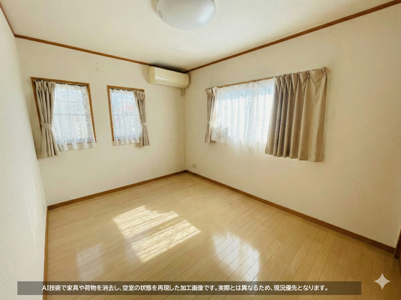 階段から左奥の洋室になります。全居室南西向き、2面採光のため日当たり良好です。　各居室に収納スペースがございます。　