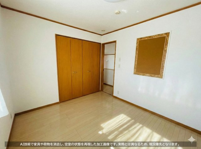 階段から左奥の洋室になります。全居室南西向き、2面採光のため日当たり良好です。　各居室に収納スペースがございます。