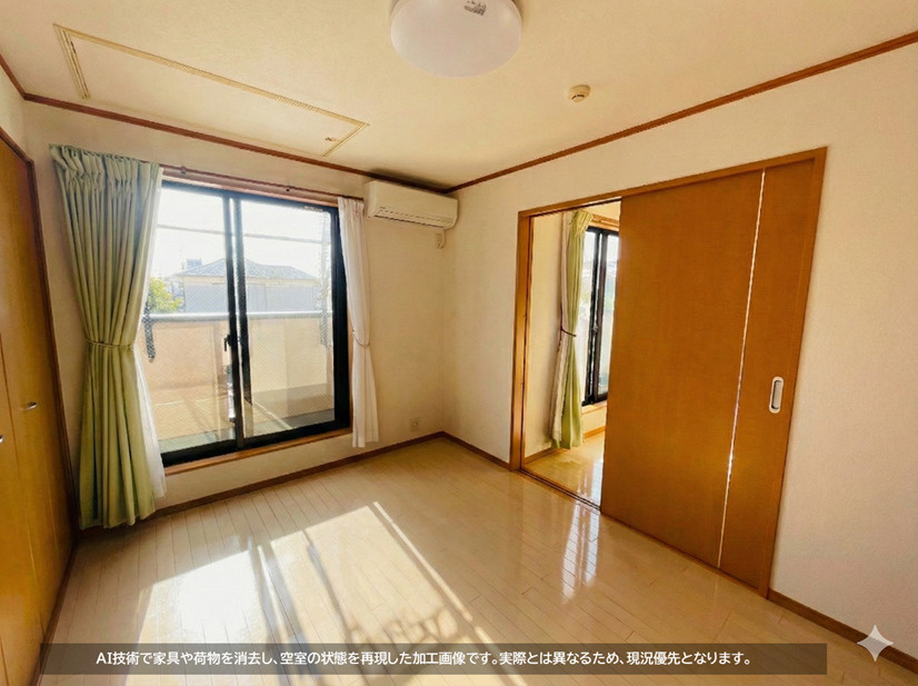 階段から真ん中の洋室なります。各居室に収納スペースがございます。　屋根裏部屋がございますので、収納が豊富です。全居室南西向きのため日当たり良好です。