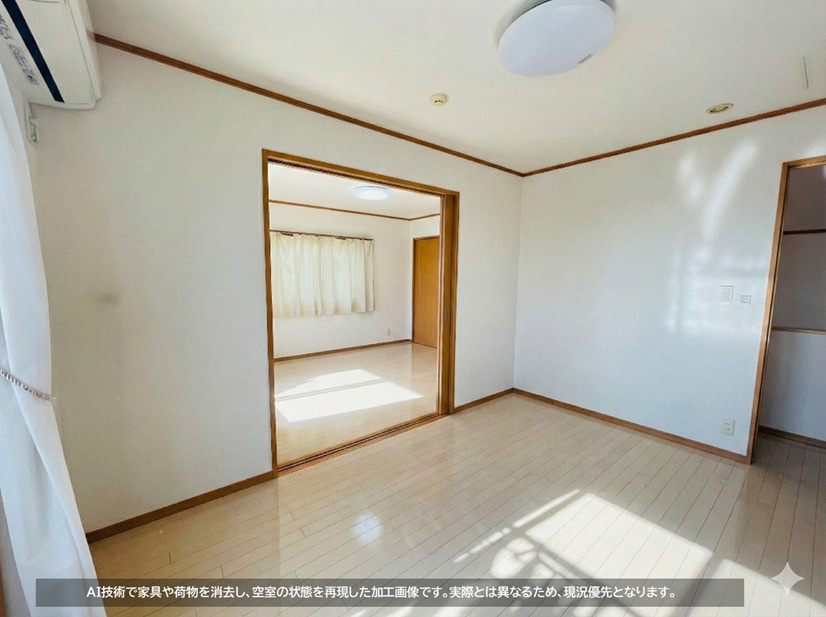 階段から真ん中の洋室なります。各居室に収納スペースがございます。　屋根裏部屋がございますので、収納が豊富です。全居室南西向きのため日当たり良好です。