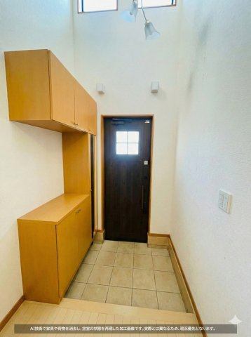 玄関は吹き抜けとなっているので開放感があります。　シューズボックス完備しております。