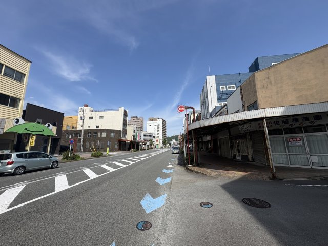 前面道路「御成橋通り」をまっすぐ行くと沼津市役所へ行くことができます。