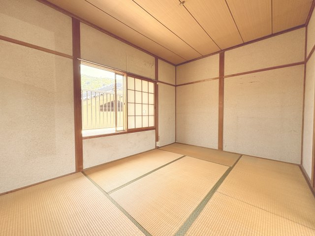 伝統的な趣を感じられる和室は、心落ち着く空間として活躍します。窓からの採光もあり、明るさと開放感を兼ね備えた一室。寝室やくつろぎスペースとしても利用可能です。畳のやさしい感触が日々の疲れを癒します。