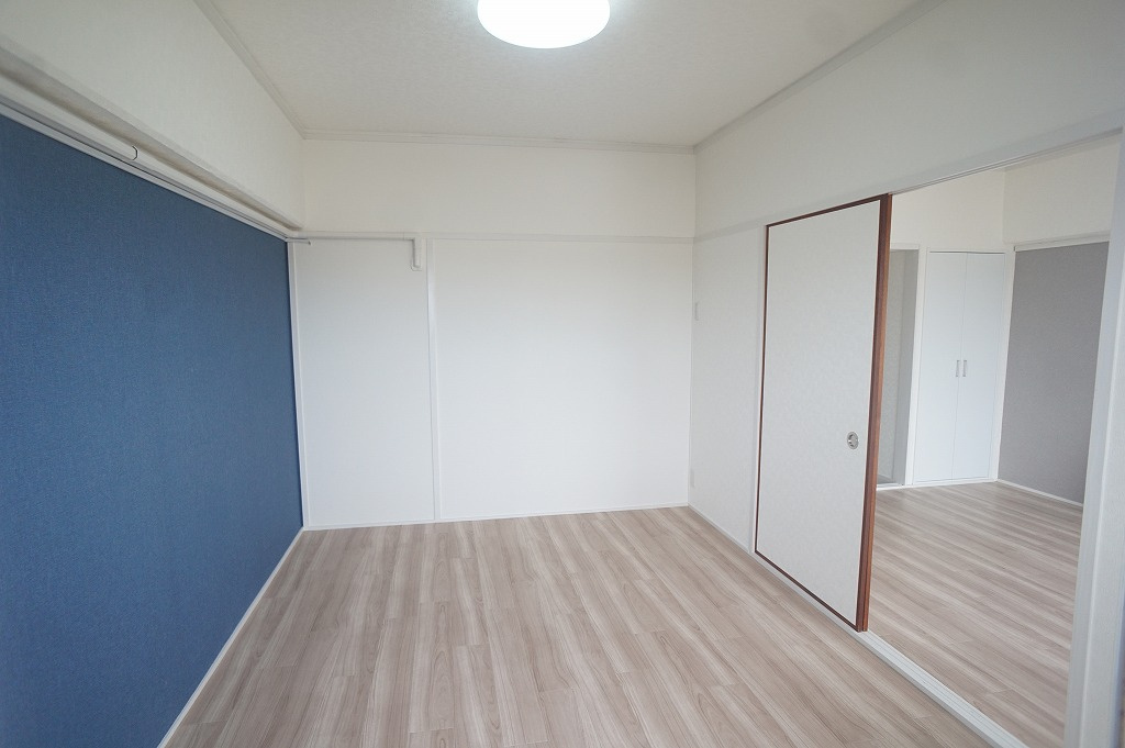 【洋室1：約6帖】隣のお部屋と続き間です♪