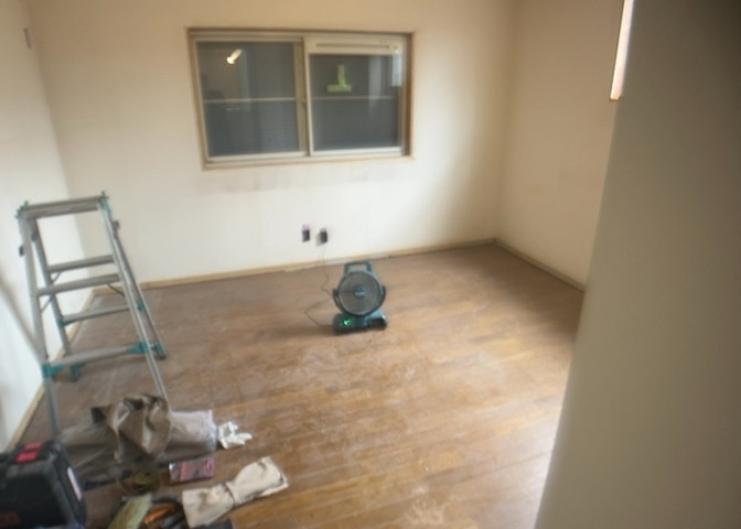 洋室のメリットは重い家具が置きやすく、身の回りが整理しやすいことです。　床がフローリングのため畳とは異なり凹みにくいです。　クローゼットなど収納が豊富で、普段使わない旅行カバンや服の整頓も簡単にです。