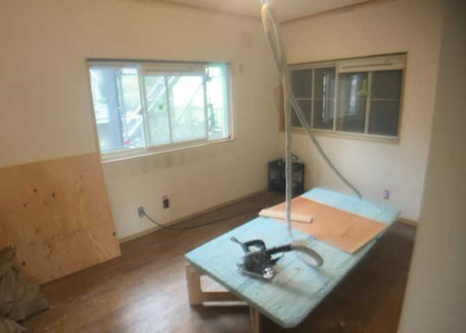 寝室でゆっくりと過ごすためにはベッド周りの適度な空間を担保することや窓の位置、照明の明るさ、寝室の広さなどを考える必要があります。自身や家族の構成とライフスタイルに併せて寝室にする部屋を選びましょう！