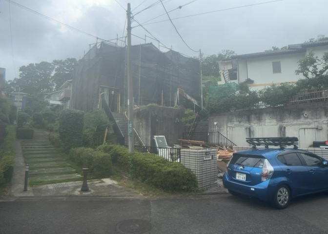 住宅用の土地では前面道路に2m以上接していなければならないと法律で定められています。しかし、お持ちの車のサイズやライフスタイルなどにより、2mでは利便が悪い場合もございますので、事前に確認しましょう。