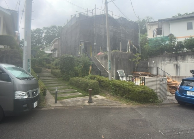 お持ちの車種によっては前面道路が広い方が便利でしょう。しかし、前面道路が広ければその分交通量が多くなるため、騒音などが気になる場合があります。実際に現地を見学し、周辺交通量や騒音などを確認しましょう！