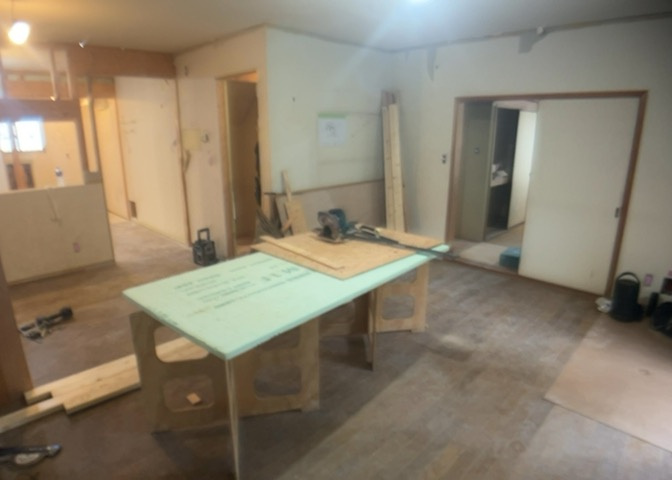 L型アイランドタイプは、キッチンからダイニングにもリビングにも目が行き届くので、とても使いやすい配置です。L字型独立タイプは、キッチンを独立させてるためLDKというよりもLDといった様なイメージです。