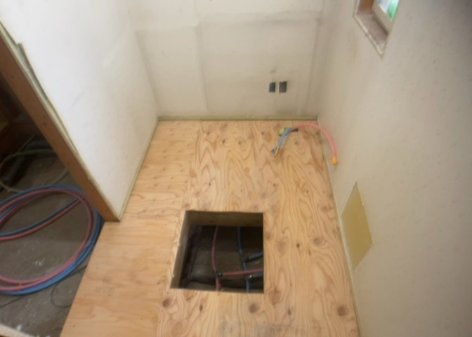 多くの戸建て住宅で見かける洗面脱衣所は、洗面台と洗濯機が2畳ほどのスペースに並べられていて、洗面所が脱衣所を兼ね備えている間取りが一般的です。お客様が利用することもある、パブリックな空間でもあります。