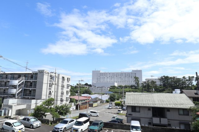 主寝室からの眺望　南ひな壇の為、空が広く見えます♪　大磯プリンスホテルを遠望します♪