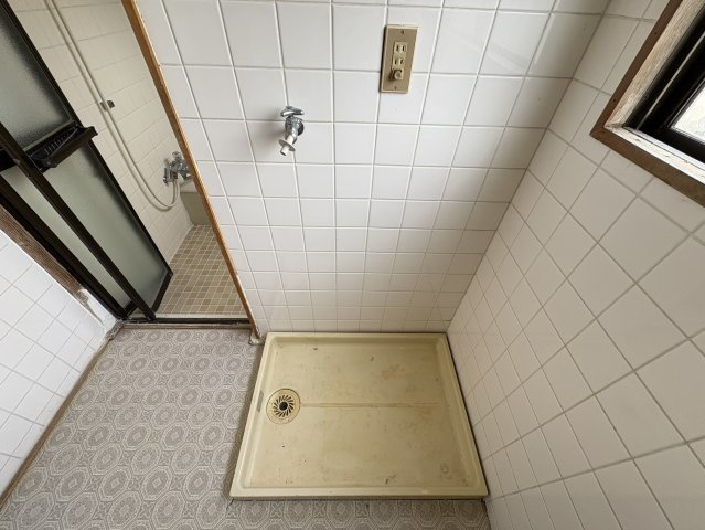 室内に設けられた洗濯機置場で、天候に左右されずに家事が行えます。浴室に近い配置で家事動線もスムーズ。給排水設備もしっかり整っており、日々の洗濯も快適にこなせる便利なスペースです。