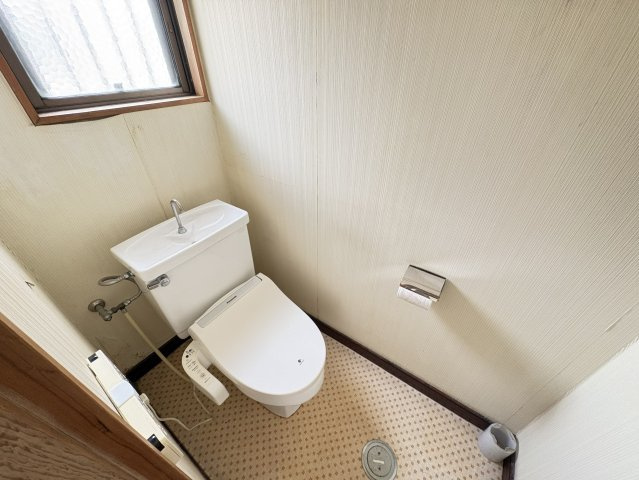 もう一箇所設けられたトイレで、家族が多いご家庭でも安心して利用できます。温水洗浄便座付きで快適性にも配慮。シンプルな内装で清潔感があり、日々のお手入れもしやすい設計です。