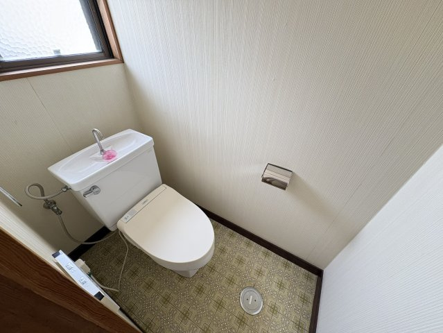 清潔感のあるトイレ空間で、温水洗浄便座付きの快適な設備。窓があり明るさと換気を確保できるため、快適にご利用いただけます。シンプルな内装でお手入れもしやすく、日々の生活に便利な仕様となっています。