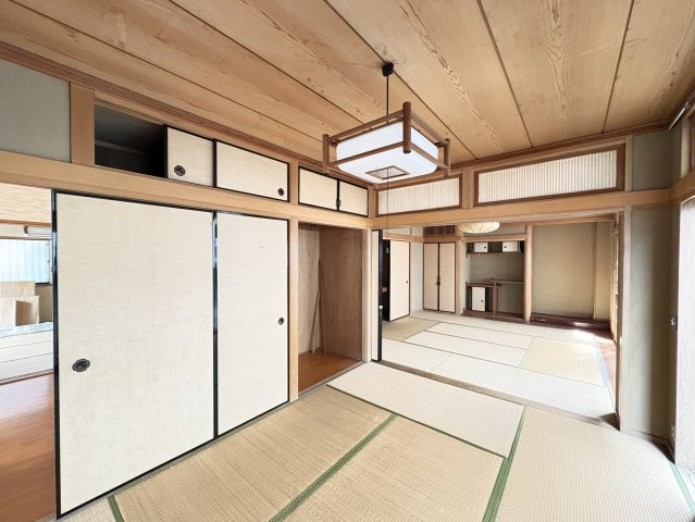 複数の和室がつながる続き間仕様で、大人数での利用や来客時にも便利。襖を開ければ広々とした一体空間として活用でき、使い勝手の良さが魅力です。収納も豊富で、生活空間をすっきり保つことができます。