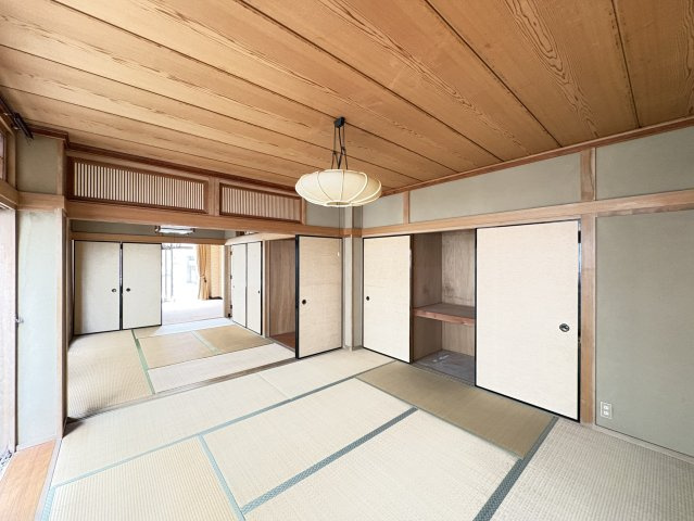 収納力のある押入れを備えた和室で、寝具や日用品の整理にも便利。落ち着いた和の空間は、客間や寝室として幅広く利用できます。木の温もりを感じる内装が心地よく、ゆったりとした時間を過ごせるお部屋です。