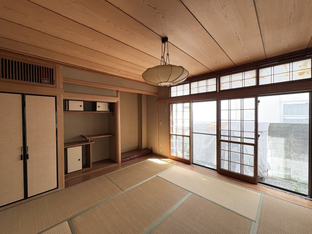 障子からやわらかな光が差し込む和室は、落ち着きある和の空間。床の間や収納スペースもあり、伝統的な日本家屋の良さを感じられます。ゆったりとした時間を過ごせる、癒しの空間としておすすめです。
