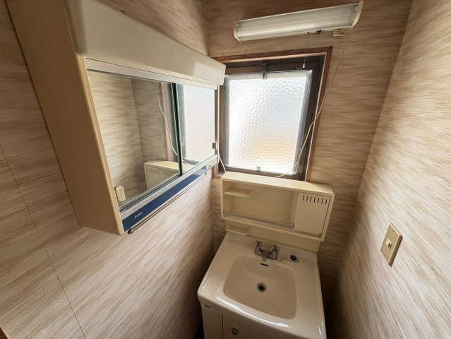 コンパクトながら使い勝手の良い洗面スペース。鏡付きで身支度にも便利な仕様です。窓があり換気がしやすく、湿気がこもりにくいのもポイント。限られたスペースを有効活用した設計となっております。