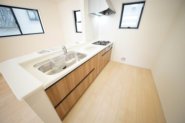 ご家族との会話も弾む対面キッチン、浄水器付きです