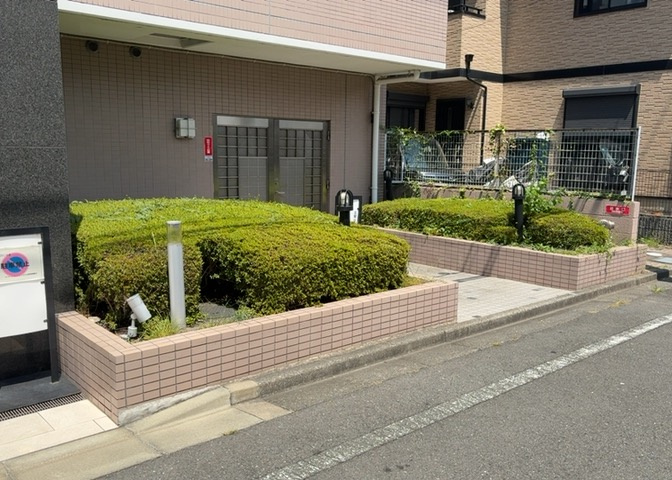 物件によっては、入居者が個人的に使用できる専用庭がついているものもあります。また、住宅の中にある土間の部分を庭と呼ぶこともあります。庭の用途は住む人によって変わり、それによってデザインもさまざまです。