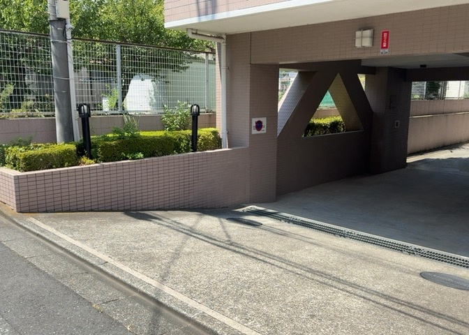 中庭（パティオ）とは、一つの建築物の内部に設けられた、壁などで囲われている庭のことを指します。コの字型、ロの字型が主流ですが、L字型の中庭もあります。最近では、インテリア性の高さからも人気があります。