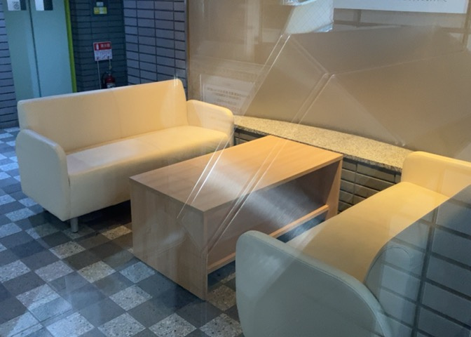ロビーというと、エントランスと何がちがうの？と思いますよね。実はロビーとエントランスには明確な決まりはありません。物件によっては、エントランスを入って広がるある程度の広さのある空間がロビーとなります。