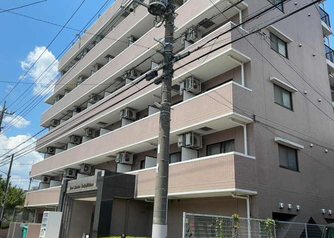 眺望の良さを楽しめるダイニングキッチンで家族団らんの時間を過ごしてはいかがでしょうか。バルコニーから見える景色を家族で眺める時間は、時間が経つのを忘れてしまいそうですね。是非、現地を見に行きましょう！