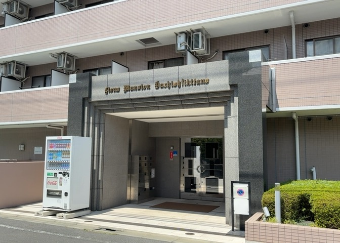 道幅が広い場所は日当たりや風通が良好です。幅が広いのですれ違いも可能ですし大きな車でも駐車可能！一方で、大型車が通ることも多くなるため交通量の増加により騒音に繋がります。また土地の値段が高くなります。