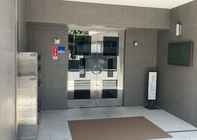 玄関は家の顔でもあり、家族以外の目にも止まる場所です。玄関は外との間を仕切る扉、靴などをしまっておく収納スペース、靴脱ぎのたたきスペース、来客とのやり取りをするドアホンなど複数のアイテムからなります。