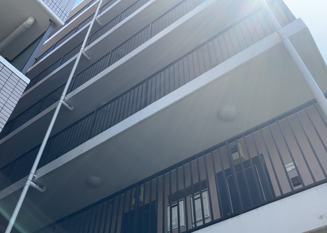 共用部分は、一棟の建物に住む区分所有者全員が共同で所有するとし、共用部分の管理、補修などは、区分所有者で形成される管理組合が行います。個人の判断で勝手に変更することはできませんので覚えておきましょう。
