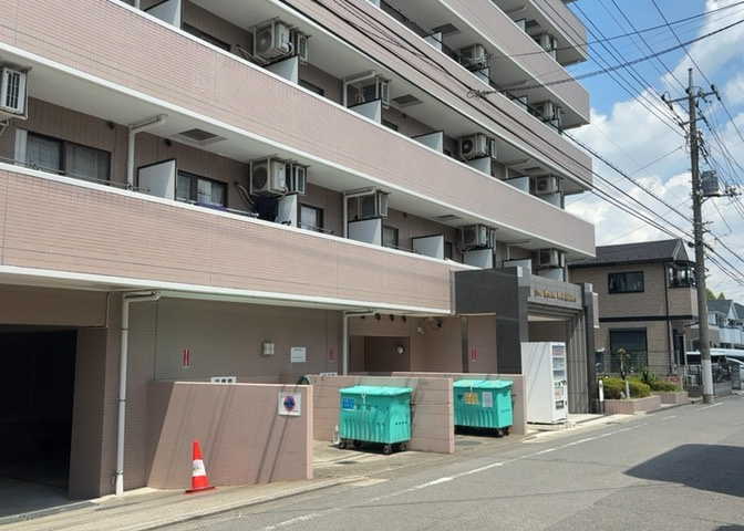 外観はマンション管理がされているかの目安になります。築年数が古いと、壁面は劣化してひび割れが生じることも！建物が古びていても細かいところが修繕されていると、きちんと管理されているなぁと感じるでしょう。