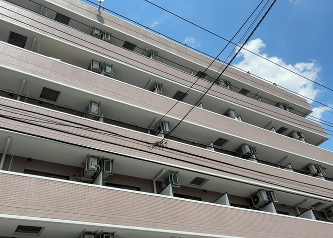 一般的なバルコニーは、奥行1.5ｍ程ですが、ワイルドバルコニーは2ｍまで広がっています。そのため洗濯物の間隔をあけ干すことができ、乾きやすいというメリットや、ガーデニングが楽しめる等の特徴があります。