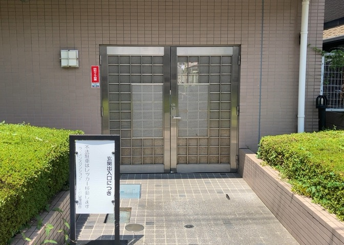 車一台あたりに必要なスペースは、標準サイズの普通自動車で横幅2m50cm、長さ5mは必要になります。ただし、乗降のことも考慮して横幅3m30cm、長さ5m50cmほどは確保できるところを選びましょう。