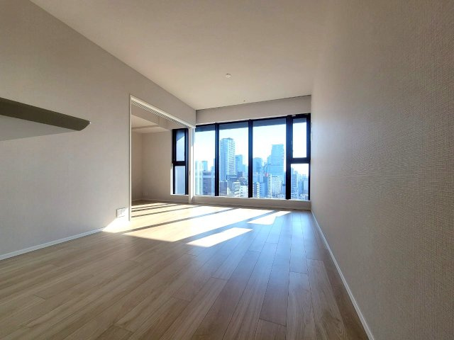 【リビングダイニング】大きな窓からたくさんの陽が差し込み、お部屋全体がとても明るい印象です☆