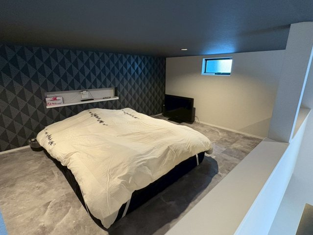 勾配天井を活かしたロフトスペースは寝室や趣味部屋など多用途に使える快適な空間。落ち着いたトーンのクロスが上質な雰囲気を演出しプライベートな時間をゆったり過ごせます。暮らしにゆとりを生む便利なスペース。
