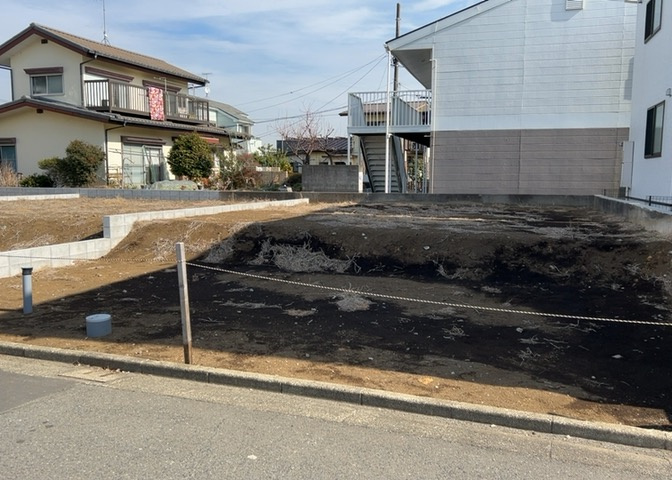 土地の面積＝住宅面積ではありません。建ぺい率の問題などで、土地のある場所によって住宅を建てられる面積は限られています。高さもしかり、「土地」という言葉の中には、建築条件も含まれると考えておきましょう。