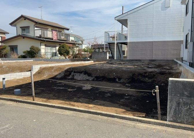 家を建てる場合、方位は要チェックです。現実的に日当たりのよい家ならばリビングは南側、建築基準法でも北側に当たる家への配慮は求められています。土地を見学に行く際は、方位磁針を持って行くようにしましょう。