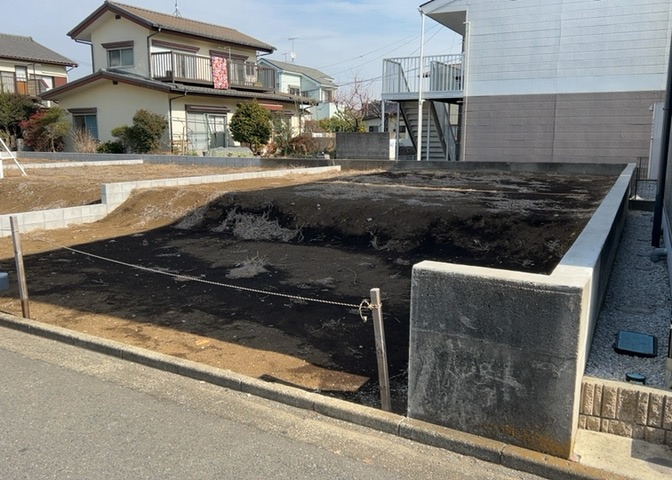 土地の前の道路に消火栓が設置されていることがあります。この場合、道路交通法第45条第1項により、駐車禁止の場所が指定されています。そのため、車庫などの駐車スペースをつくることができない場合があります。