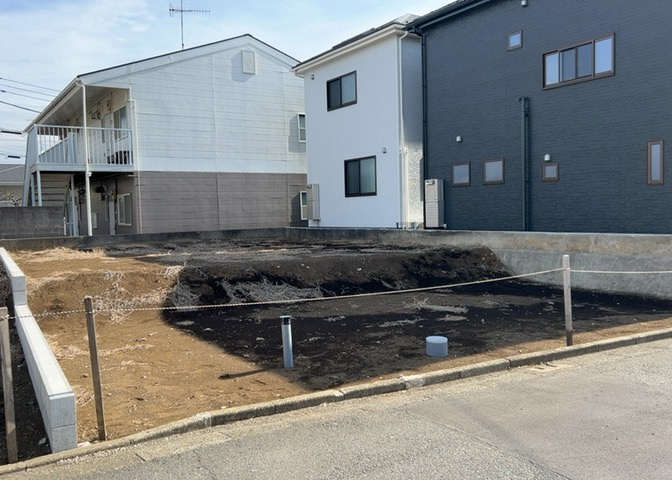 現地に行くなら、物件の周囲の地形がどうなっているかを見ることも大切です。周辺より低くなっている土地では、大雨などで水が集まりやすいため、地盤が弱くなっているということも考えられるため、注意が必要です。