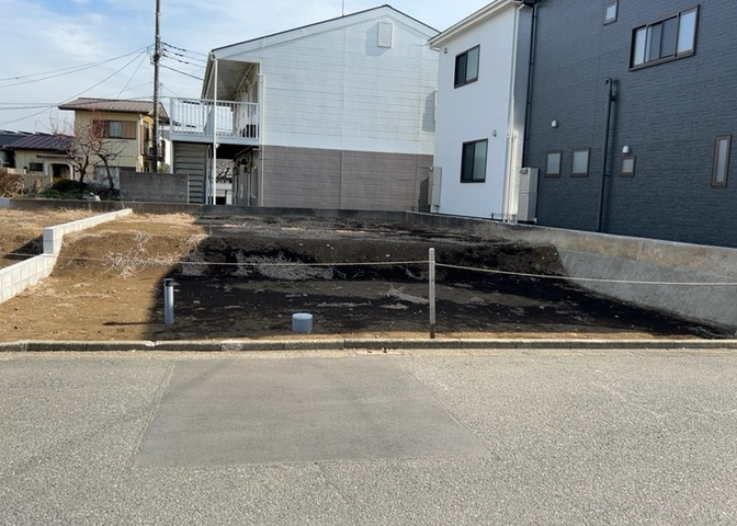 土地購入を検討されている場合、境界杭がない状態で購入してしまうと境界確定測量をする必要があり、費用がかかります。購入の前に、売主、隣土地所有者立ち合いのもと境界を確定し境界杭を設置するのがベストです。