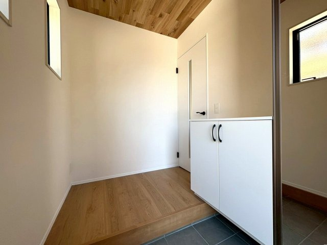 5号棟　広さのある玄関は小さいお子様や、荷物の多い日に便利ですね。　毎日使う場所だからこそ使いやすさが大切です。　下駄箱も収納量があるので、靴は収納して玄関の広さは維持できそうですね。
